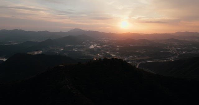 황혼이 내려앉은 고요한 산의 풍경