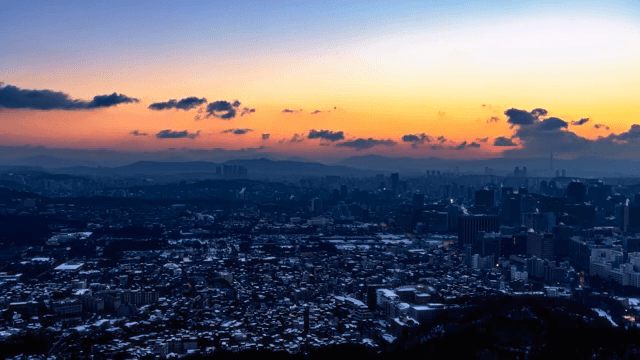 화려한 색상의 일출 도시 풍경