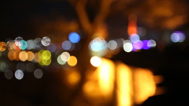 흐릿한 전경 속에서 반짝이는 도시 불빛