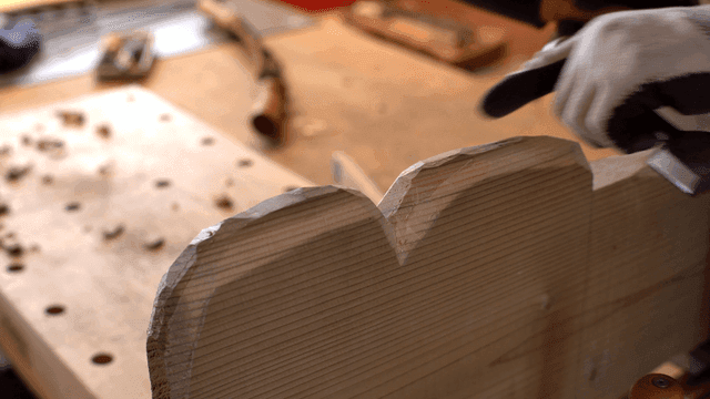 작업장에서 나무 조각