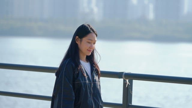 산책하며 물을 마시는 여성