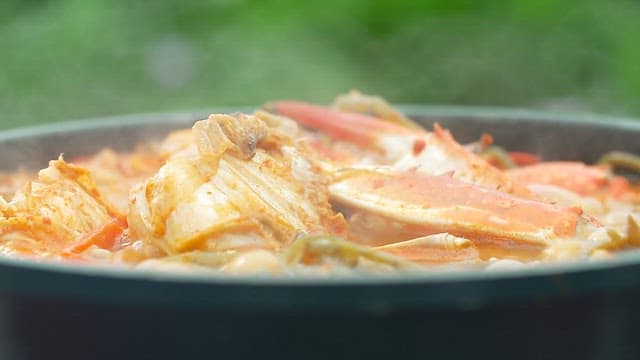 끓고 있는 게국지에서 고구마순을 들어올리는 젓가락