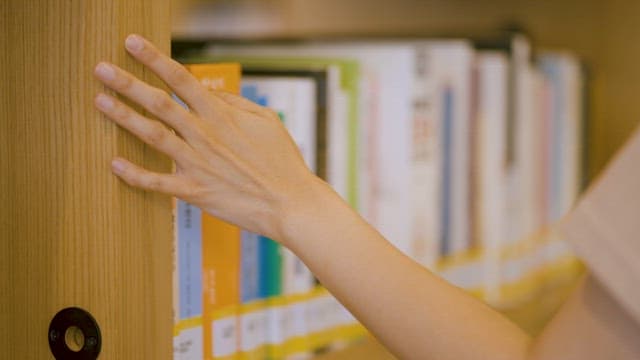 책장에서 책 고르기