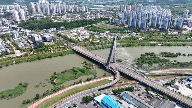 강 위에 다리가 있는 현대적인 도시