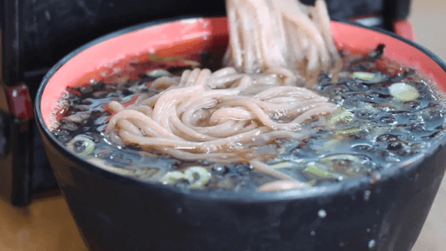 맛있는 국물에 담근 소바 국수
