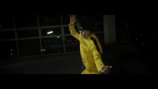 전통 무술 동작을 취하는 사람