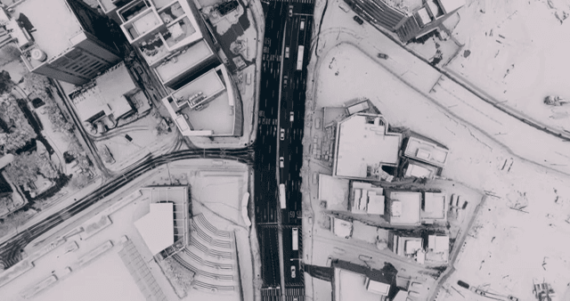 눈 덮인 도시 거리와 건물