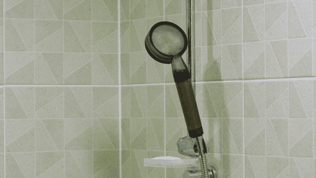 타일 욕실의 샤워기