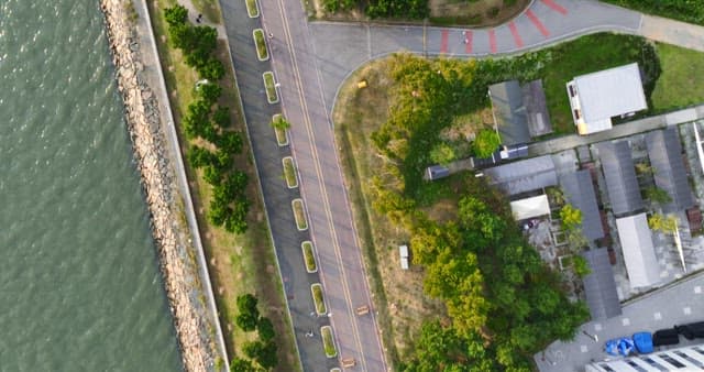 바다 옆의 해안 도로와 녹지