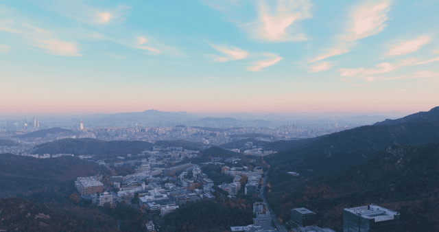 멀리 산이 보이는 도시 전경