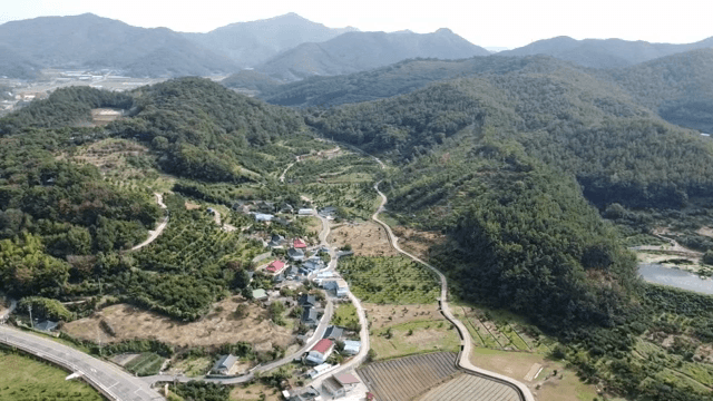 산속 시골 마을의 경치