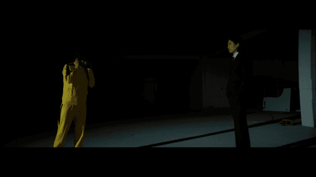 어두운 방에서 두 남자