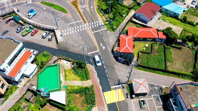 넓고 깨끗한 해수욕장으로 향하는 차량들