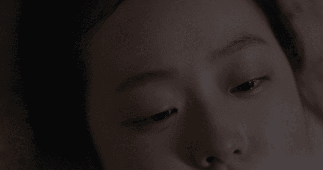 편지를 읽으며 눈물이 글썽이는 소녀