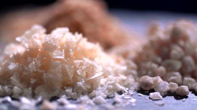 평평한 표면에 놓인 다양한 종류의 소금 결정체 클로즈업