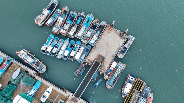 정박한 배들이 있는 바쁜 항구의 항공 뷰