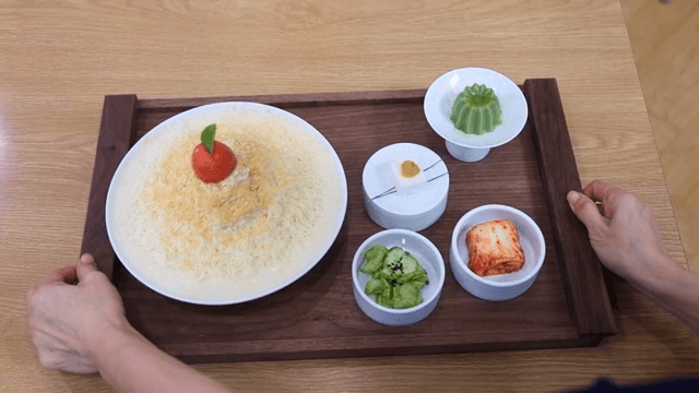 테이블 위에 놓인 한식 요리 트레이