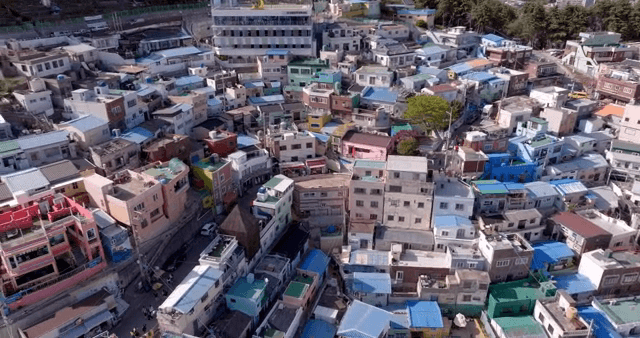 다채로운 지붕의 언덕 마을