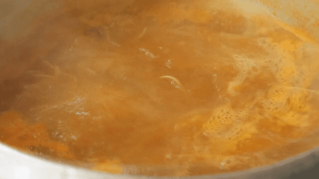 육수와 함께 끓고 있는 면