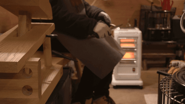 온열기가 있는 아늑한 작업실에서 목공 작업