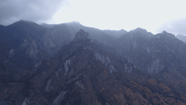 구름 낀 하늘 아래 장엄한 산맥