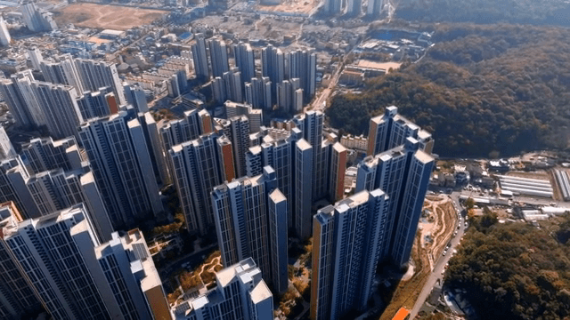 자연에 둘러싸인 고층 건물