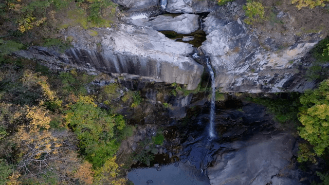 바위 절벽을 따라 흐르는 폭포