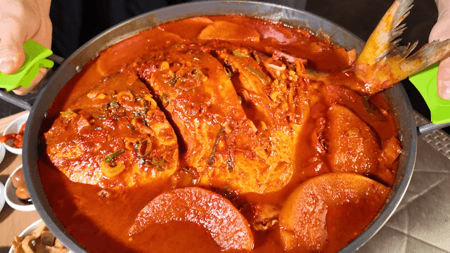 Pot containing spicy braised duckfish with radish