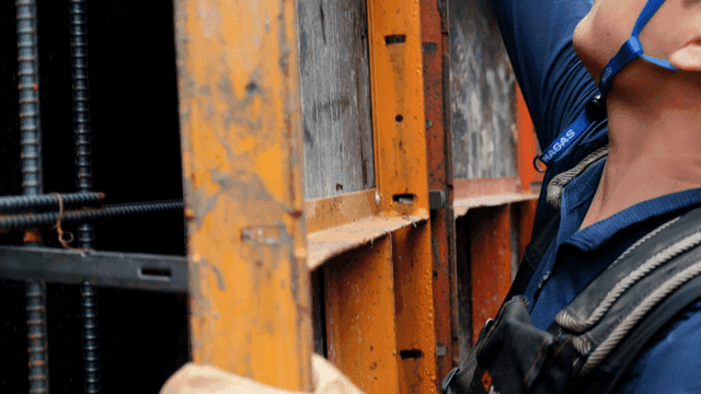 가금속 프레임을 조립하는 건설 노동자