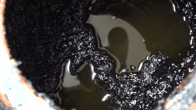 전통 항아리에서 보관중인 춘장