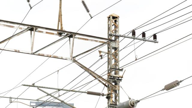 기찻길에서 볼 수 있는 전차선과 금속 구조물