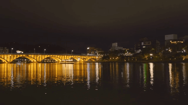 조명이 켜진 다리가 있는 강가