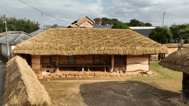 초가 지붕이 있는 전통 한국 가옥