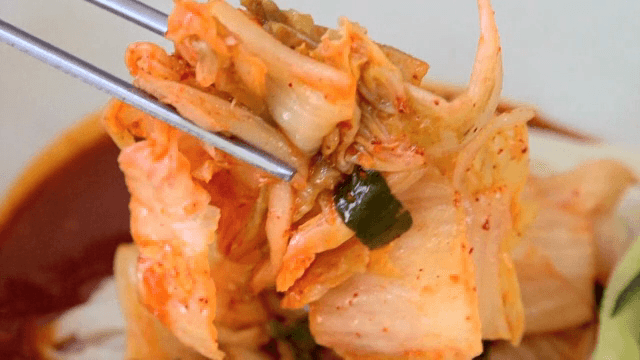 비빔국수에 올라간 김치