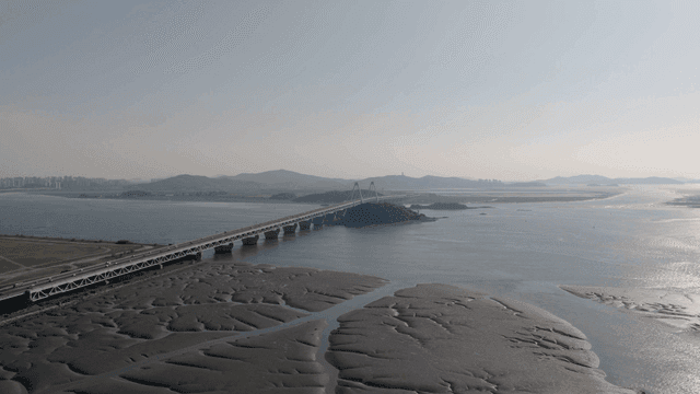 잔잔한 바다 위로 뻗은 긴 다리