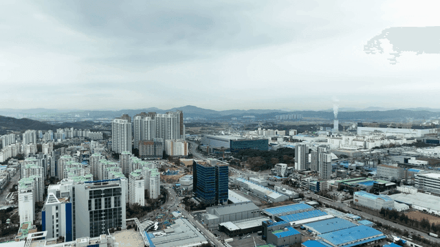 고층 건물이 있는 광활한 도시 풍경