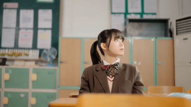 교실에서 쉬고 있는 학생