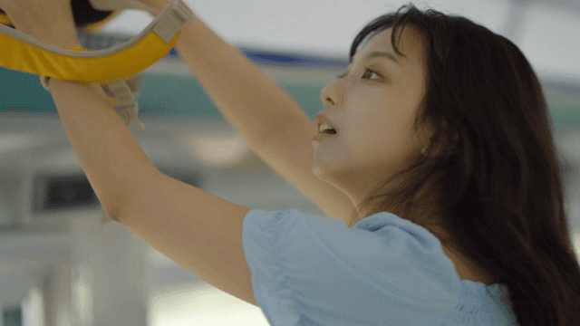 기차에서 가방을 올려놓는 여성