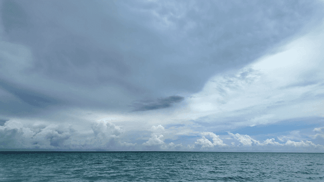 구름 낀 하늘 아래 광활한 바다
