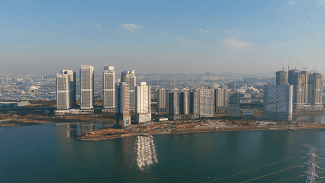 고층 건물이 있는 현대 도시 스카이라인