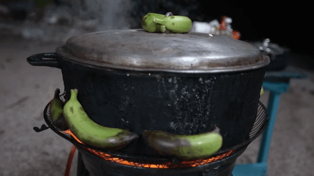불 위에서 바나나가 요리되는 냄비
