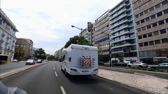 차들이 다니는 거리를 여행하는 캠핑카