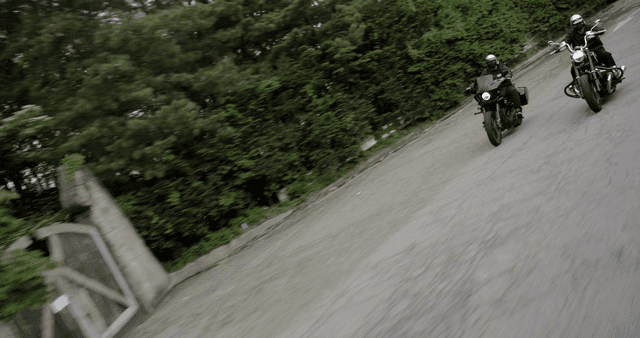 숲길을 달리는 오토바이 운전자들