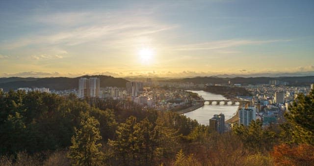 낮부터 밤까지의 도시 전경과 하늘