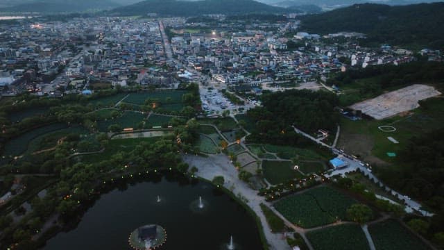 고요한 연못과 정자가 있는 경치 좋은 공원