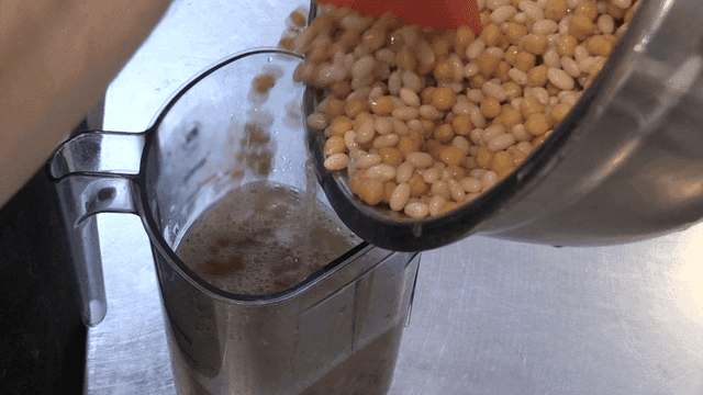 믹서기에 콩을 붓는 장면