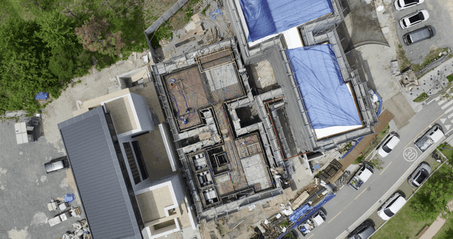 건물과 녹지가 있는 건설 현장