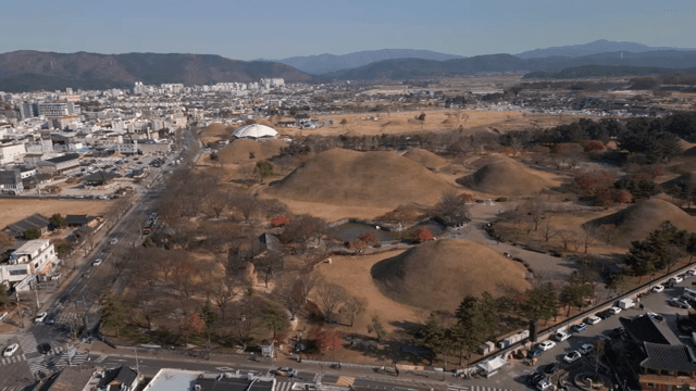 역사적인 고분과 주변 풍경
