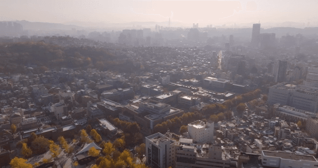 안개 낀 하늘 아래 펼쳐진 도시 전경