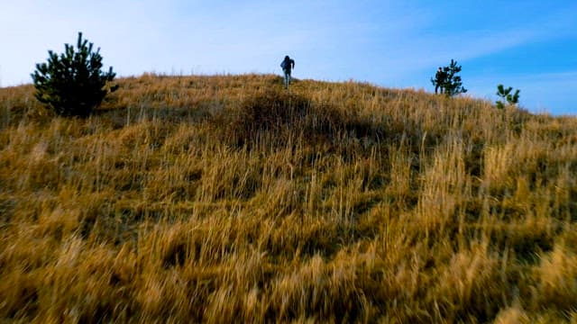 언덕 너머로 보이는 화산 분화구 용눈이오름